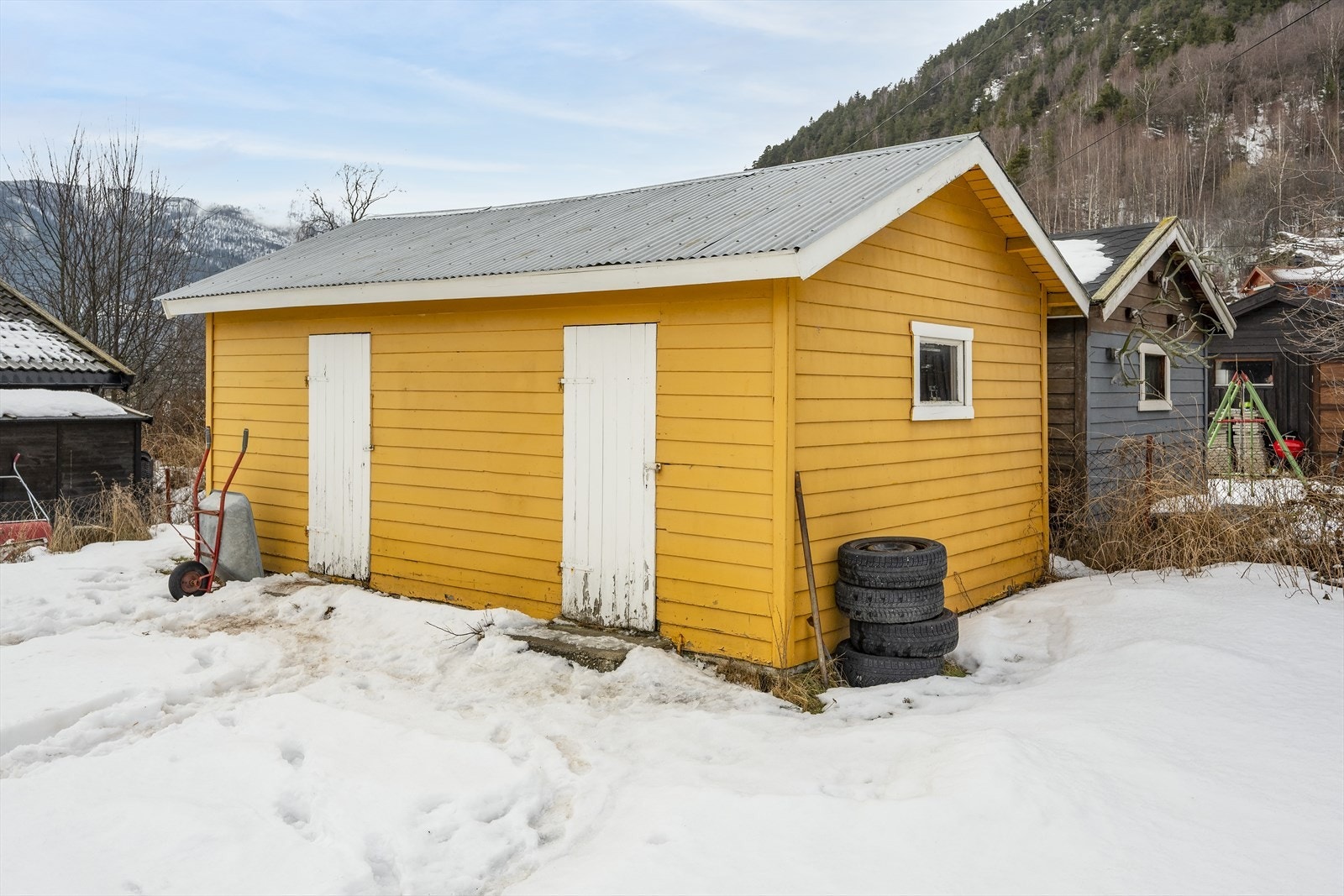 På tomten står et uthus på 22 m² for ekstra lagring.. Galleribilde