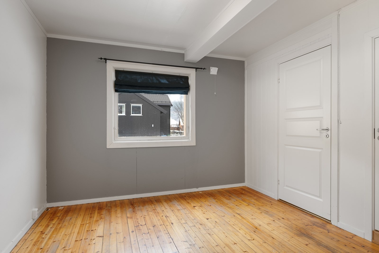 Det er tre soverom i hovedetasjen. Her er hovedsoverommet. Galleribilde