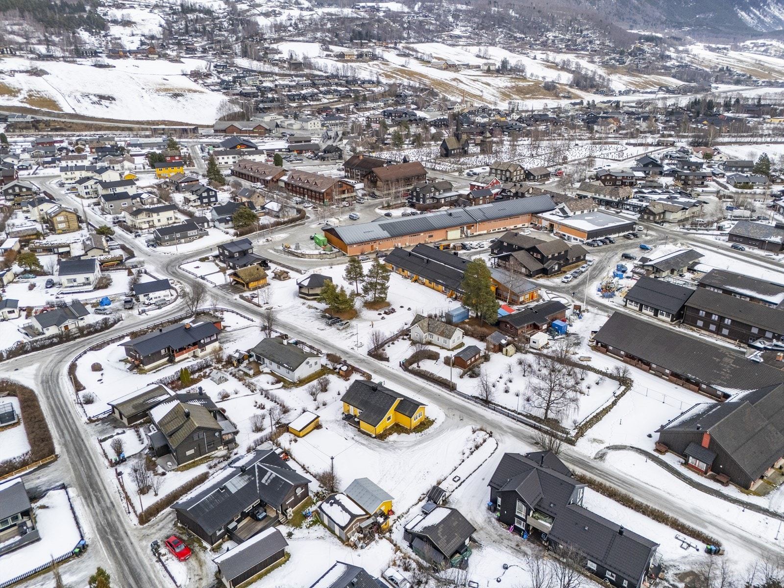 Eiendommen ligger tett på Vågåmo sentrum, med alle nødvendige sentrumsfunksjoner. Galleribilde