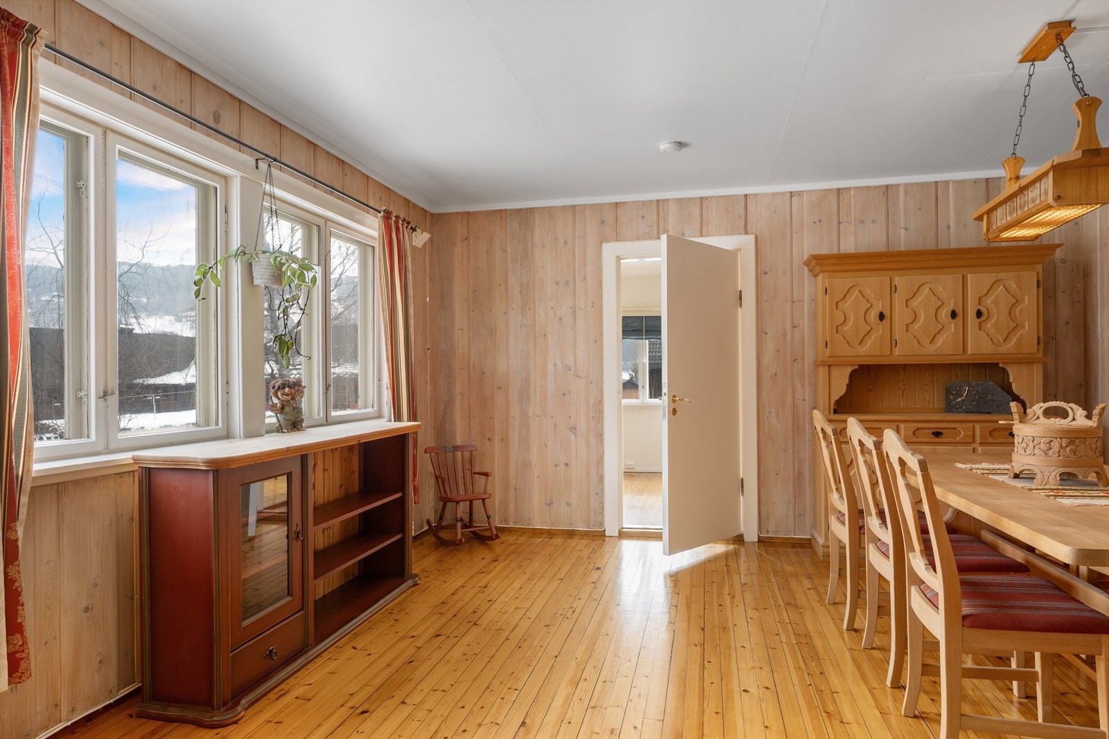 I tilknytning til stuen ligger en egen peis-/spisestue med trepanel på veggene. Galleribilde