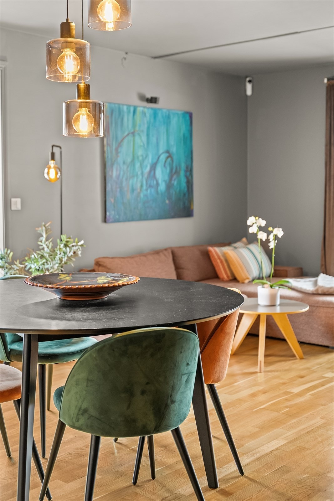 Stuen har en naturlig inndeling med plass til både sofagruppe med TV og spisebord. Galleribilde