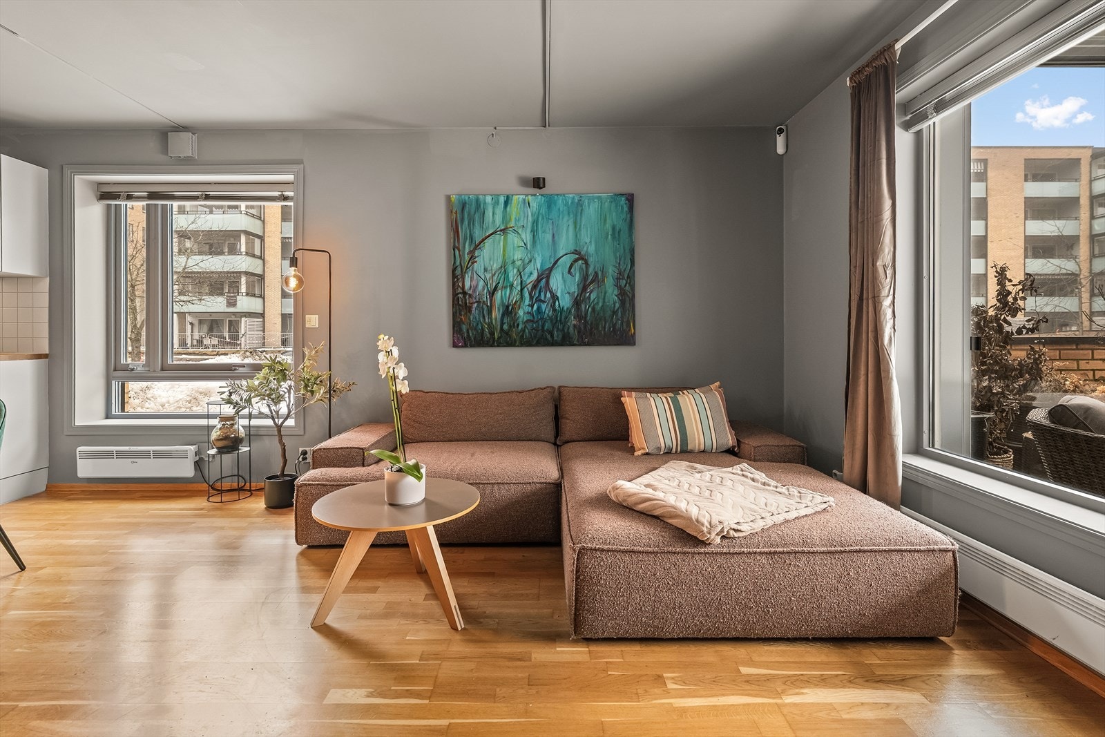 Som endeleilighet har boligen flere og store vindusflater som sørger for rikelig med naturlig lys. Galleribilde