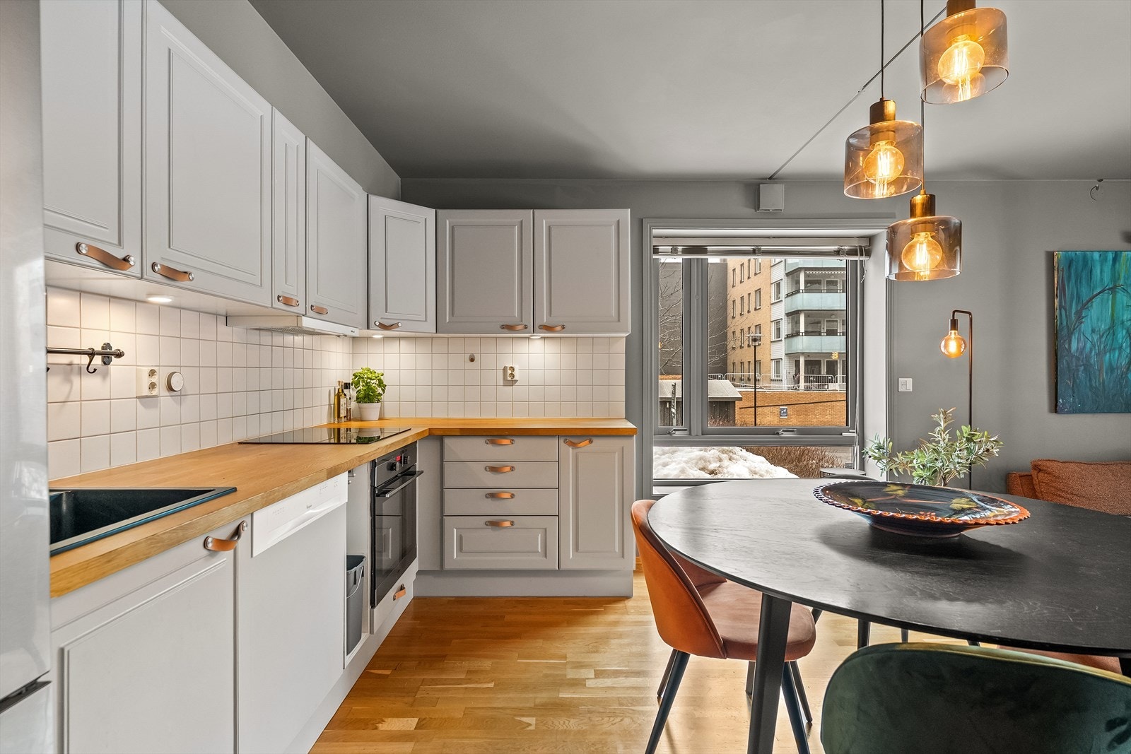 I 2018 ble flere oppgraderinger utført av tidligere eier, blant annet ny benkeplate, vask, kran, induksjonstopp, integrert stekeovn, dørhåndtak samt belysning under overskap. Galleribilde