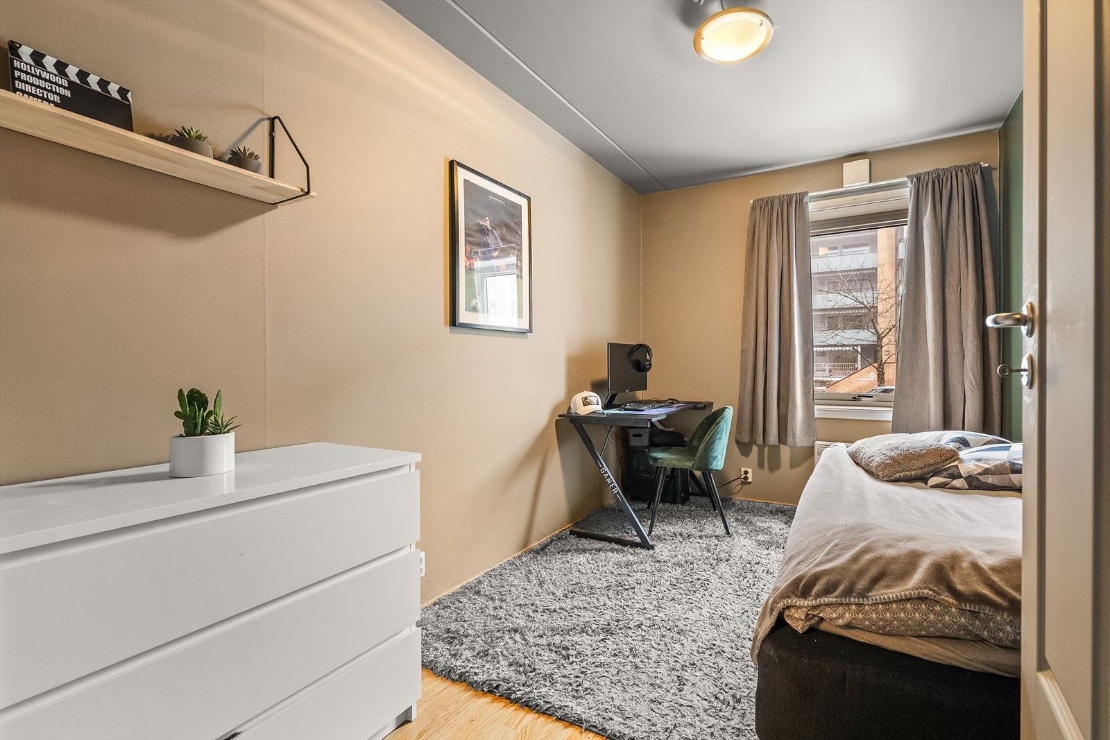 Rommet passer ypperlig som barnerom, gjesterom eller hjemmekontor. Galleribilde