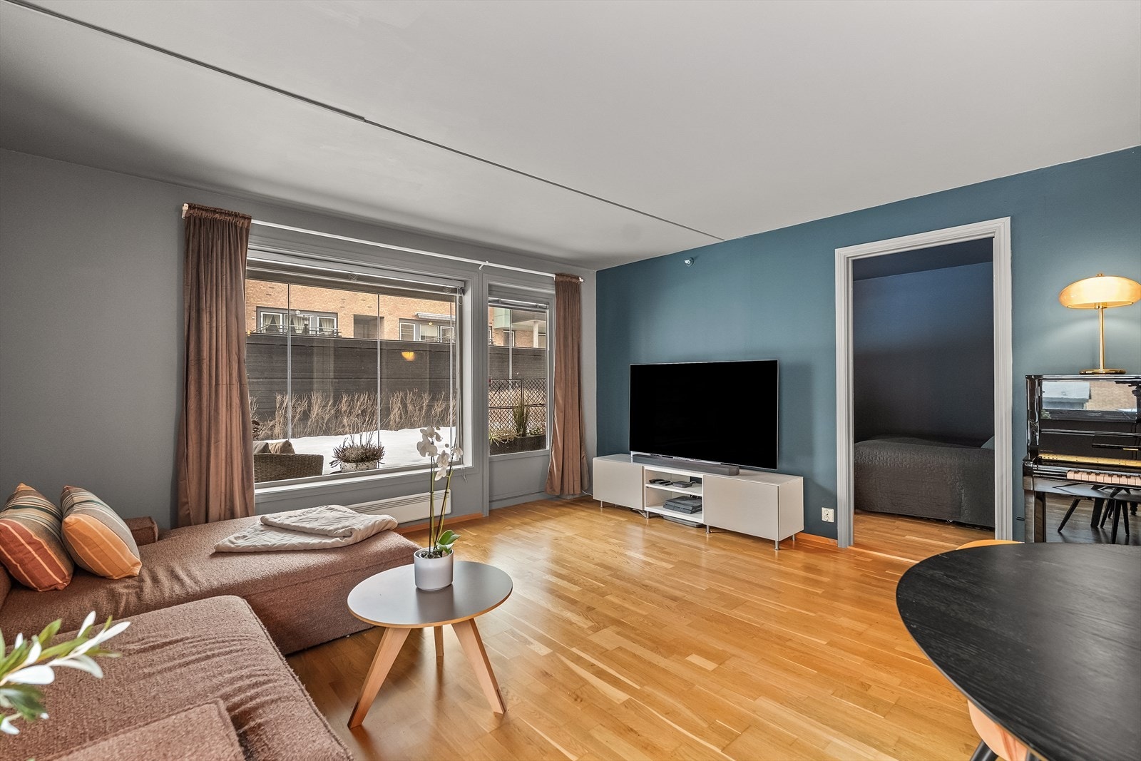 Fra stuen er det direkte utgang til en innglasset uteplass. Galleribilde