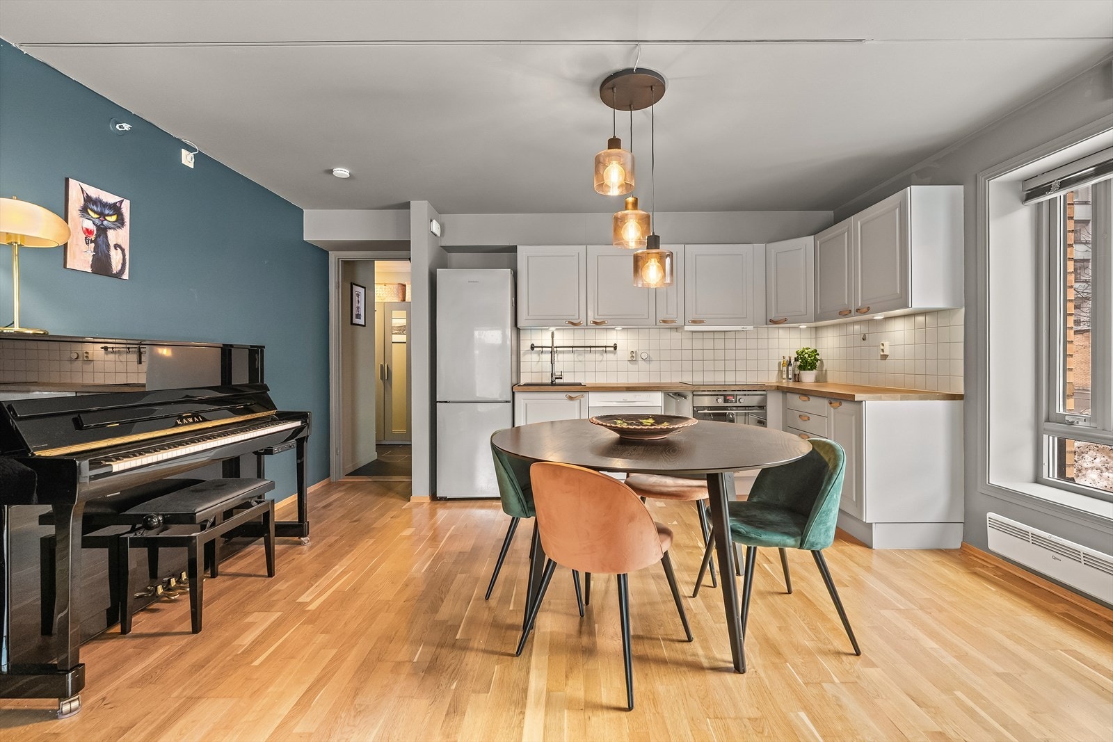 Innredningen har grå, malte profilerte fronter og benkeplate i eik med sponkjerne. Galleribilde