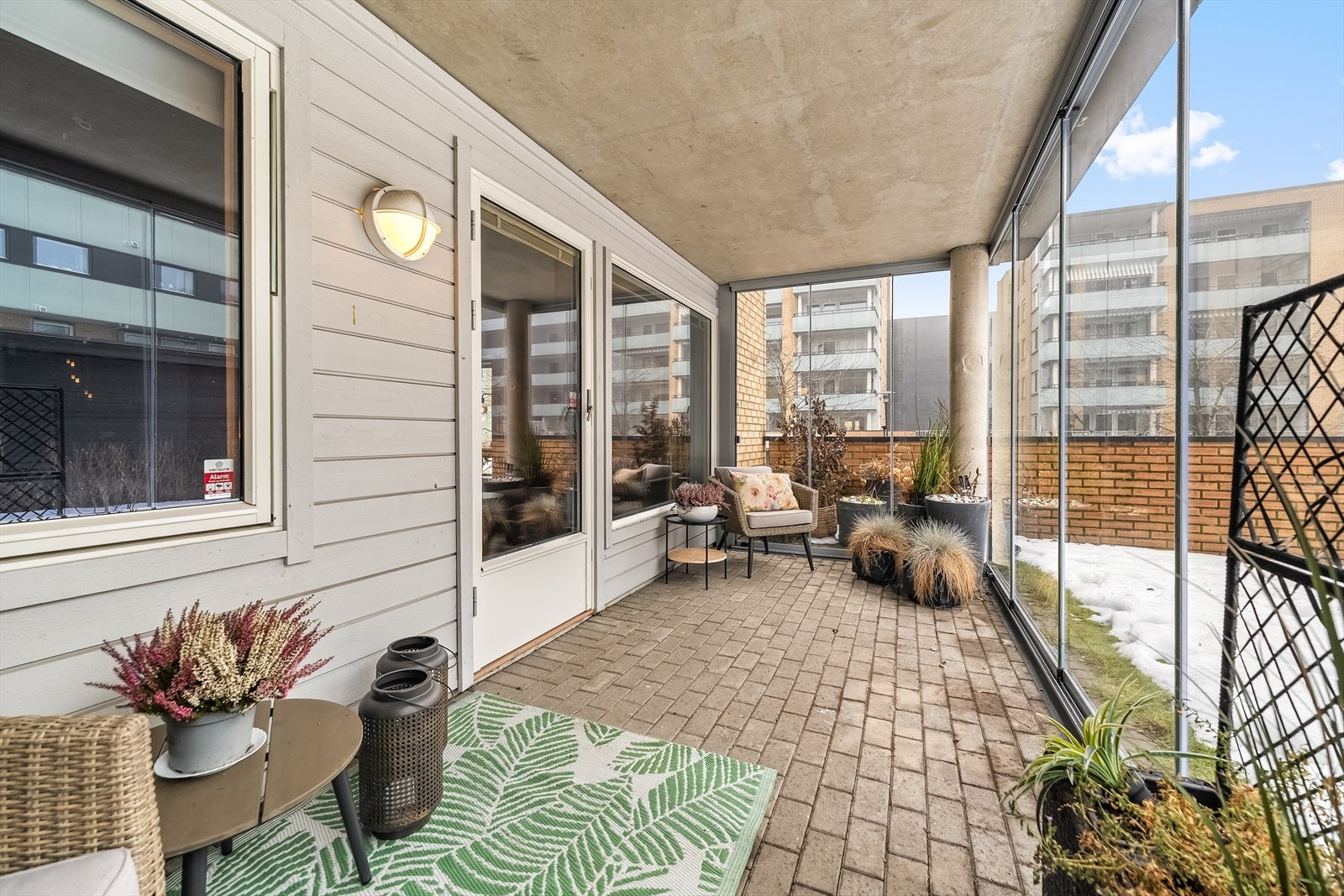 Uteplassen ble innglasset i 2025, og innglassingen kan åpnes helt opp, noe som gir fleksibel bruk og gjør det enkelt å slippe inn frisk luft på varme dager. Galleribilde