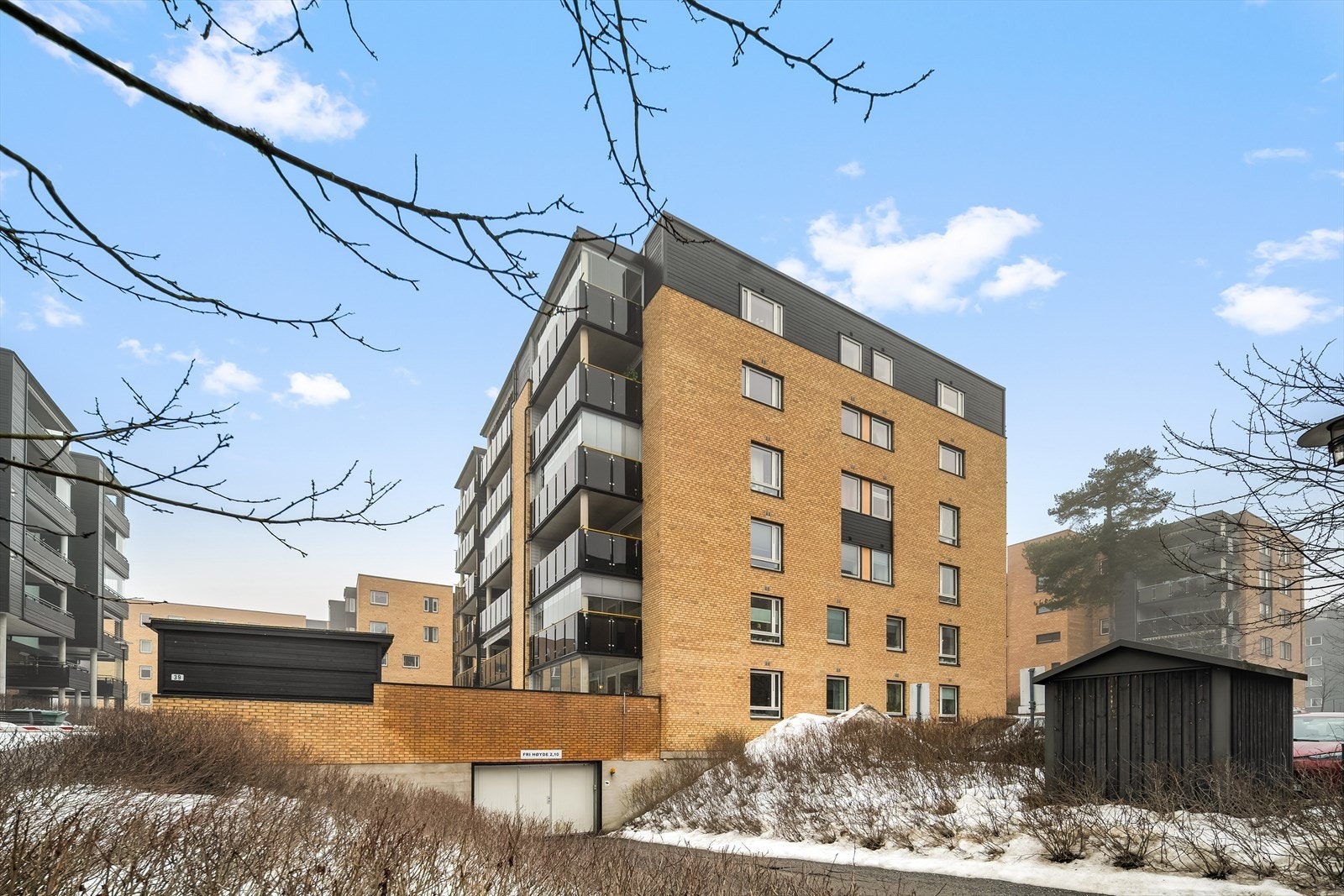 Parkering på gjesteplasser ute skjer etter fastsatte regler av det til enhver tid fungerende parkeringsselskap. Parkering på gjesteplasser inne er forbeholdt gjester til blokk L med godkjent parkeringsbevis. Galleribilde