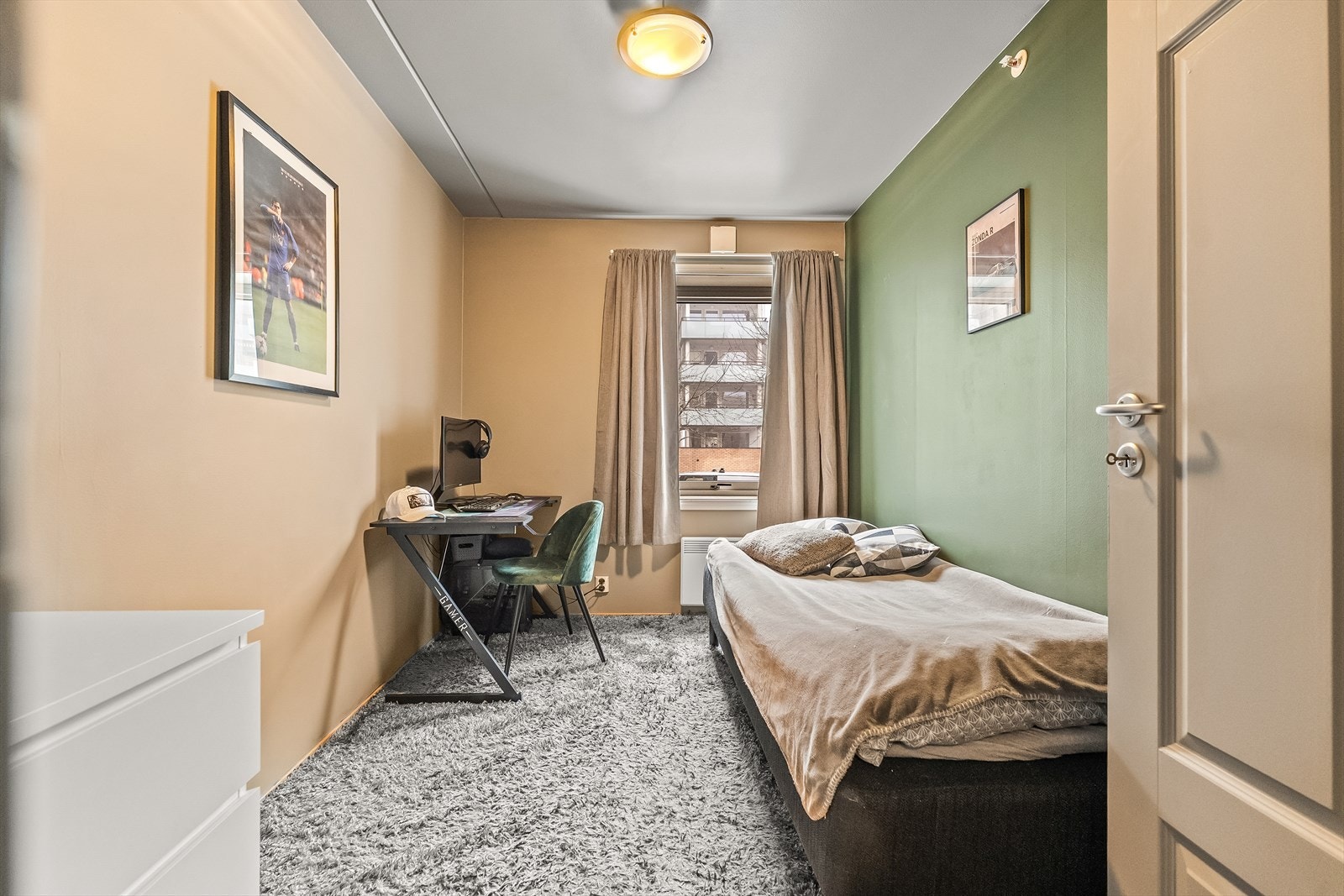 Soverom nummer to er også av god størrelse og har plass til seng, nattbord, garderobe og tilhørende møbler. Galleribilde