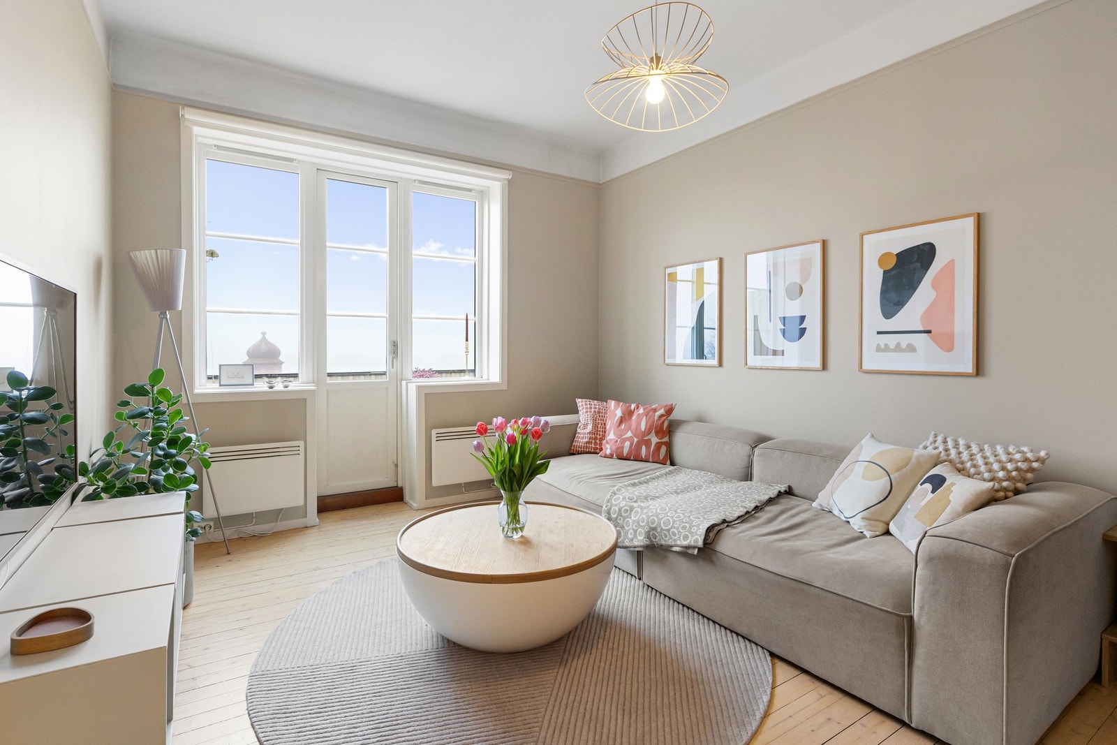 Deilig stue med store vindusflater som slipper inn rikelig med naturlig lys. Galleribilde