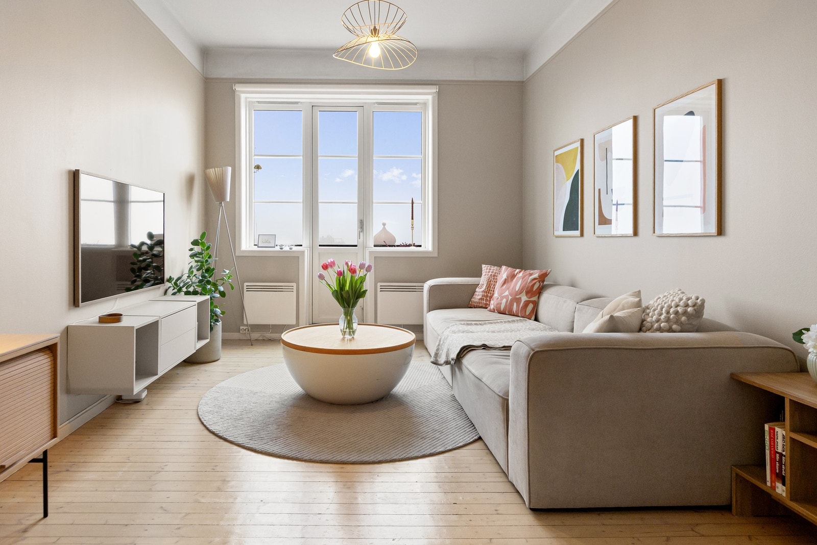 Leiligheten ligger i 4.etg med masse lys og utsikt over byens tak. Galleribilde