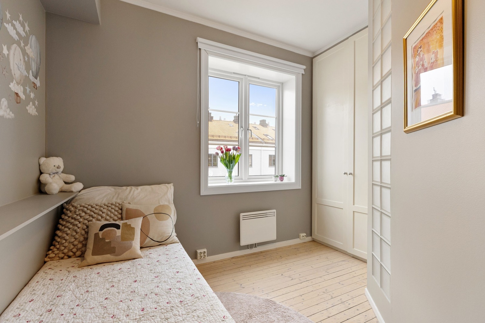 Soverom nr. 2 er malt i en behagelig fargepalett. Galleribilde