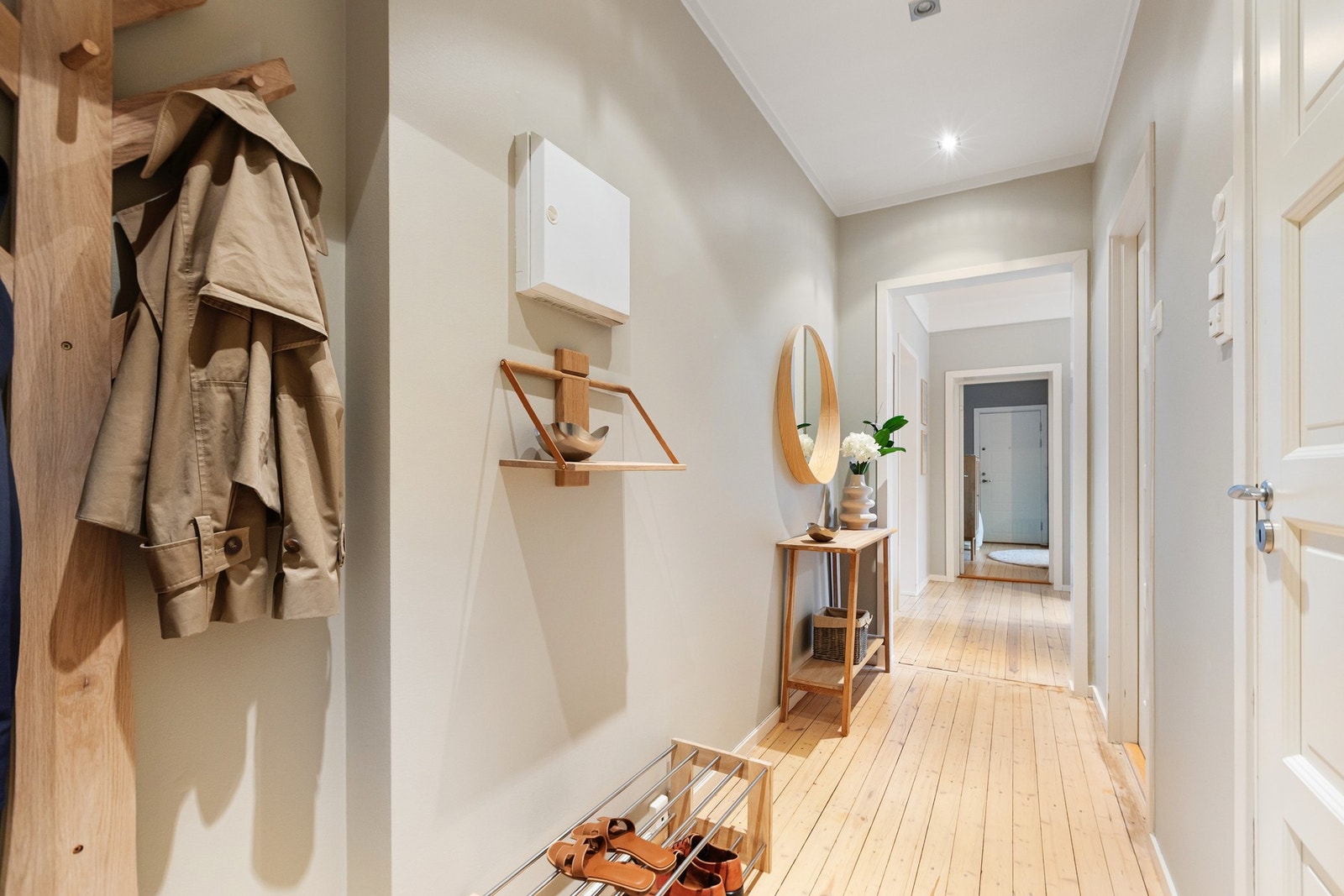 Innbydende entré med god plass til oppbevaring av yttertøy og sko. Galleribilde