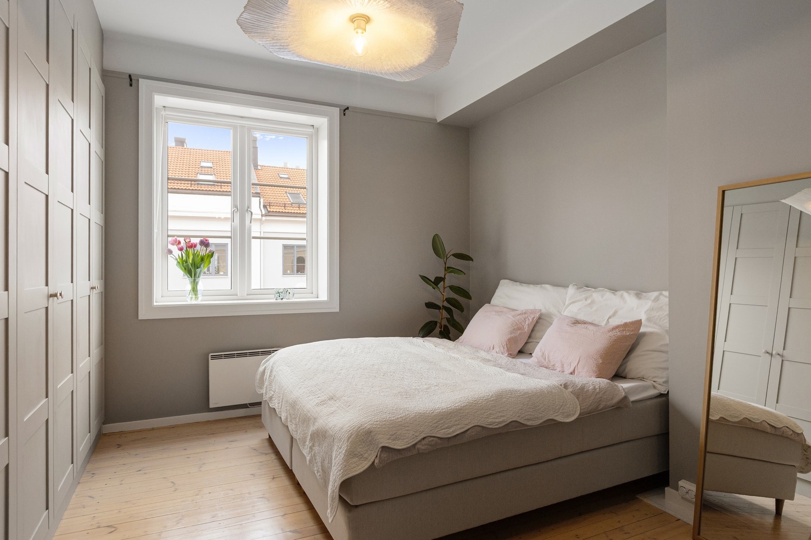 Romslig og harmonisk hovedsoverom med god plass til dobbeltseng. Galleribilde