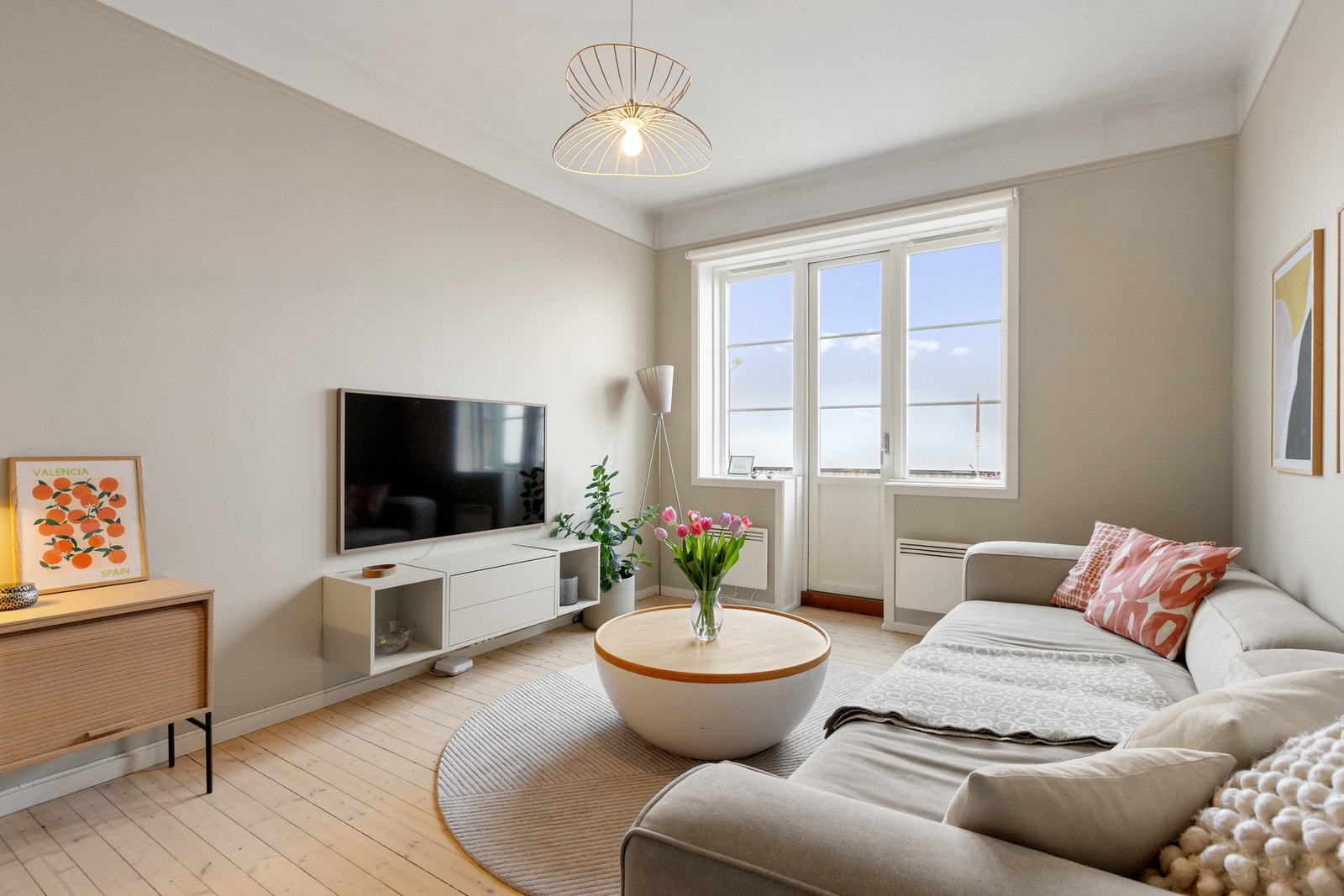 Fra stuen er det utgang til boligens balkong. Galleribilde