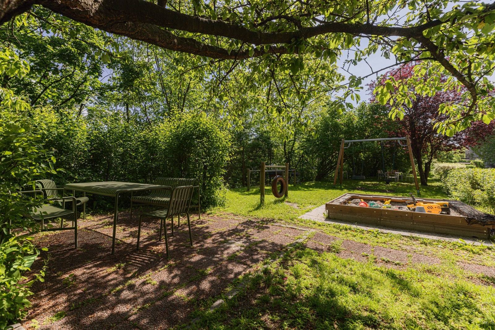 Bakgården tilbyr lekeapparater, sittebenker, plenarealer og diverse beplantning. Galleribilde