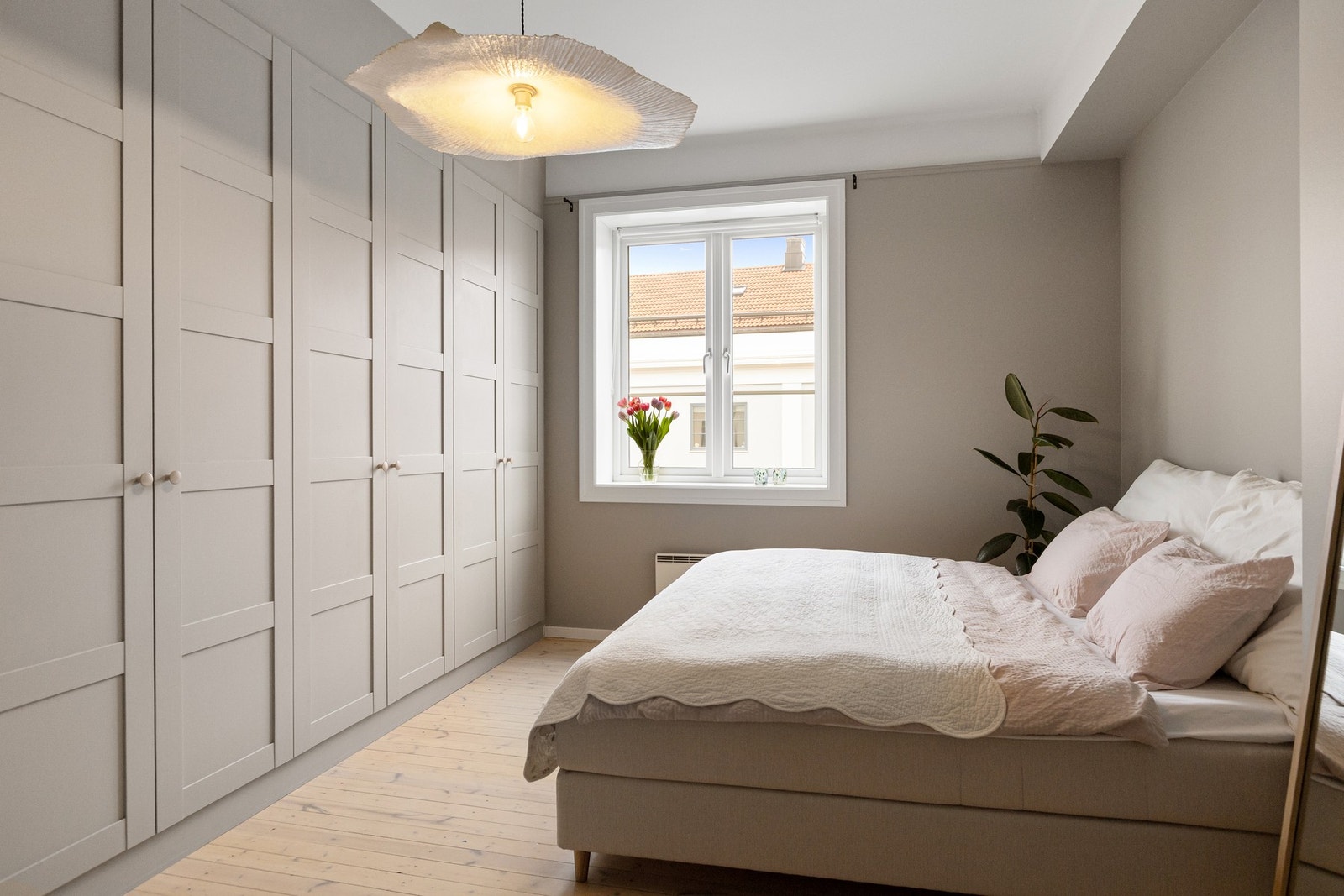Soverommet er utstyrt med en stor garderobeløsning med rikelig med oppbevaringsplass. Galleribilde