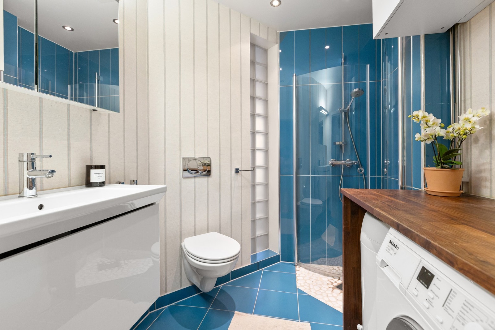 Flislagt baderom fra 2009 med varme i gulv, nye dusjdører i 2024 og ny varmtvannstank 2024. Det er opplegg for vaskemaskin på badet. Galleribilde