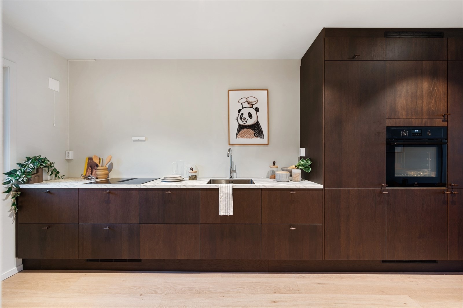 - Lekkert kjøkken med benkeplate i laminat med underlimt vask og slette fronter - Galleribilde