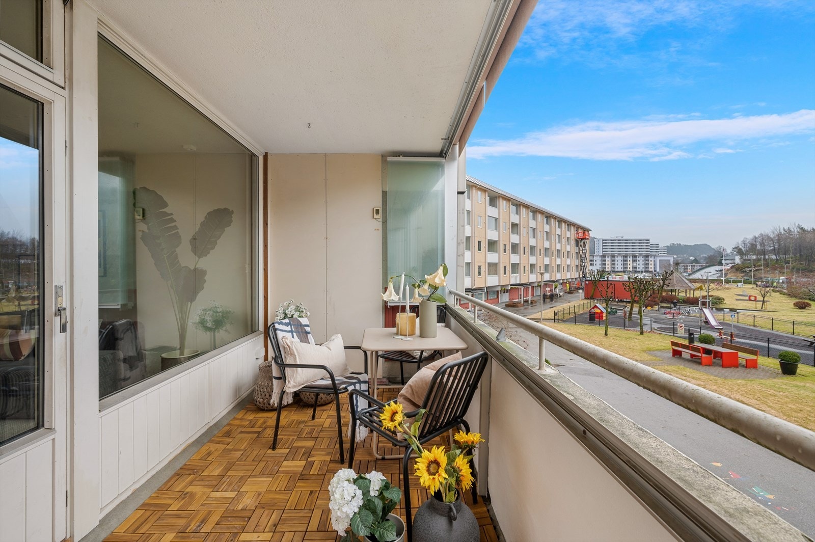 - Det at balkongen er innglasset gjør bruksmulighetene betraktelig større, og den kan nytes store deler av året - Galleribilde