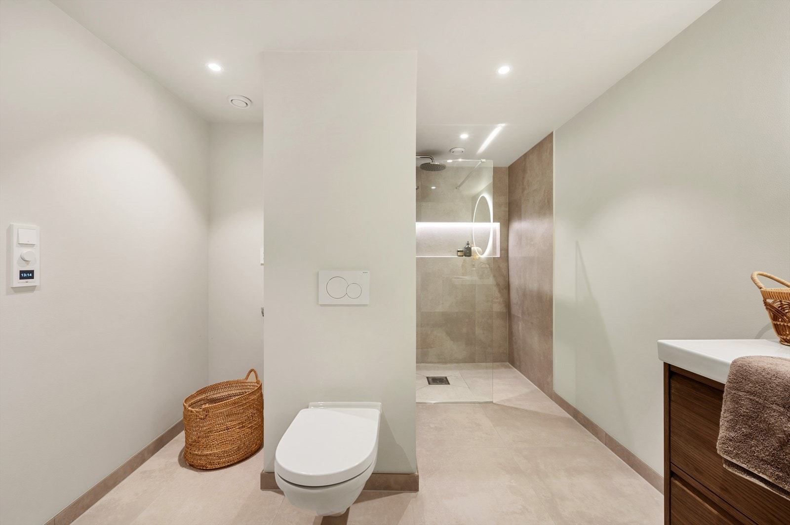 - Lekkert, helfliset bad med behagelig varme i gulv og downlights i himling - Galleribilde