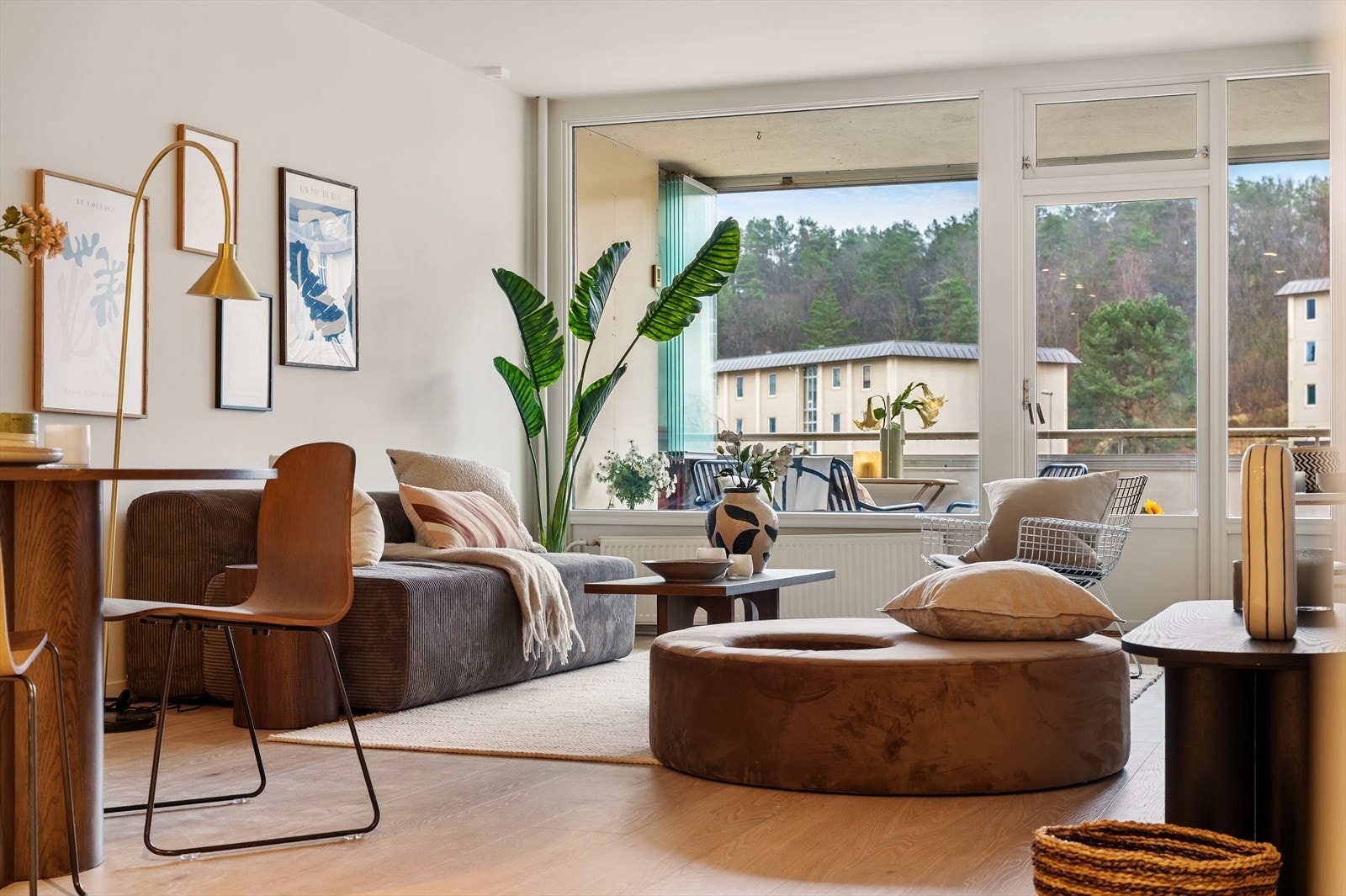 - Leiligheten har et totalt BRA-i på 73 m² og inneholder entré, stue/kjøkken, 2 soverom, bad og bod + ekstern bod i kjeller - Galleribilde