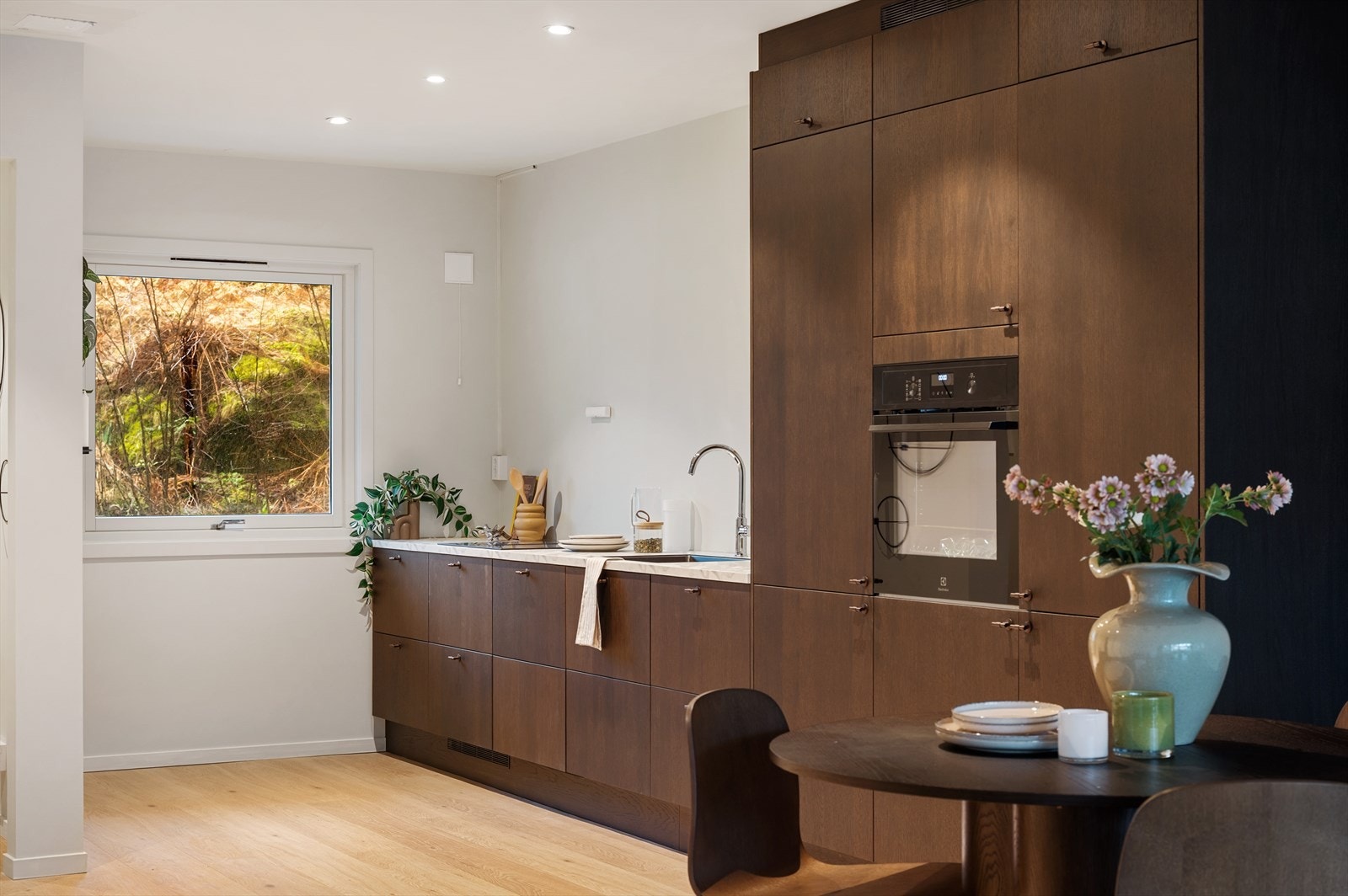 - Ny eier får glede av integrert oppvaskmaskin, stekeovn, kombinert kjøle- og fryseskap og induksjonsplatetopp - Galleribilde