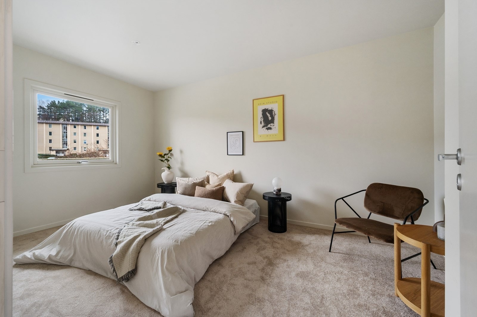 - Vi beveger oss inn på boligens hovedsoverom som måler hele 12,7 m² - Galleribilde