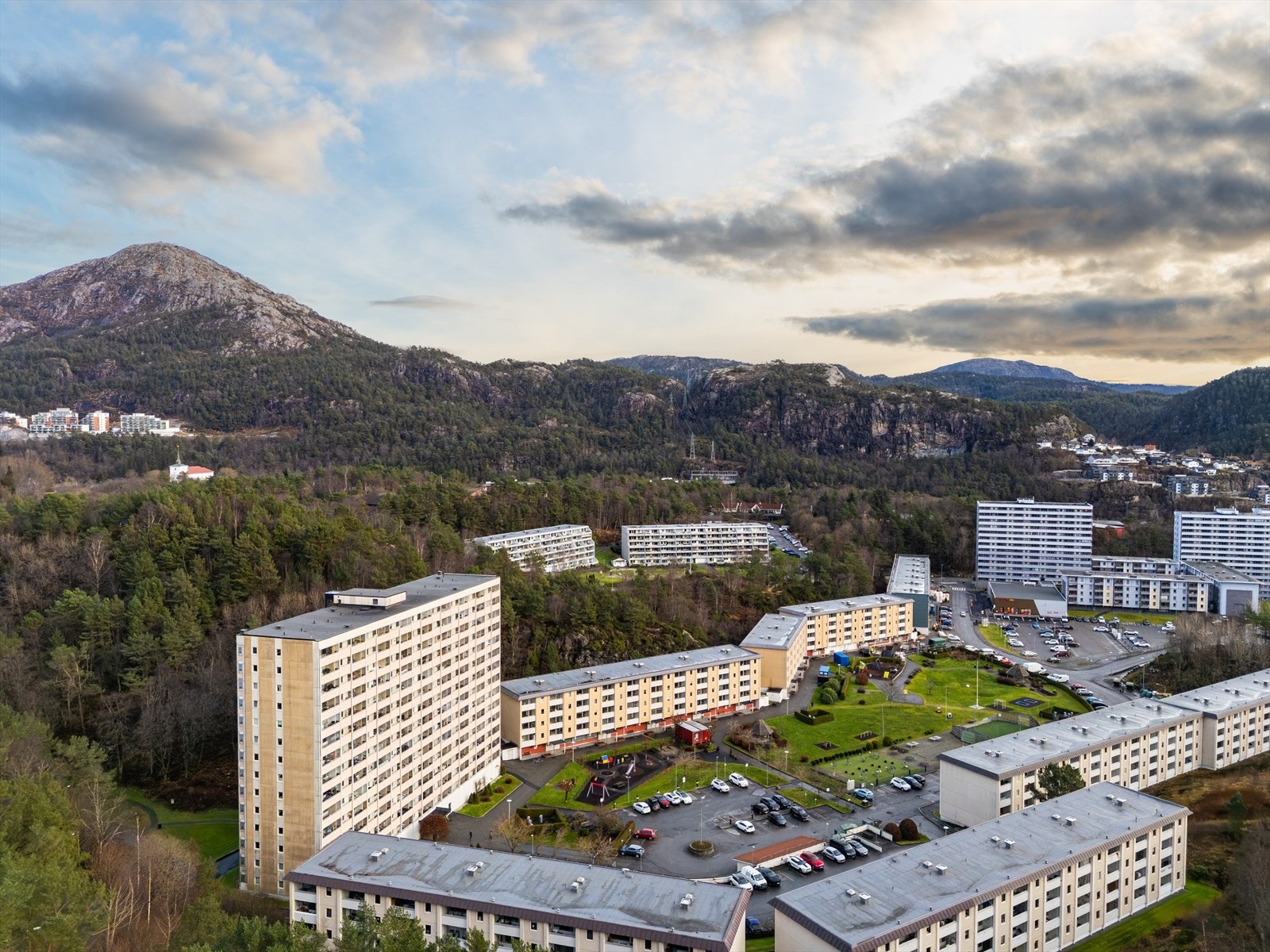 - Å handle inn til dagens middag kan gjøres ved nærbutikken Coop Extra som ligger kun få minutters gange unna inngangsdøren - Galleribilde