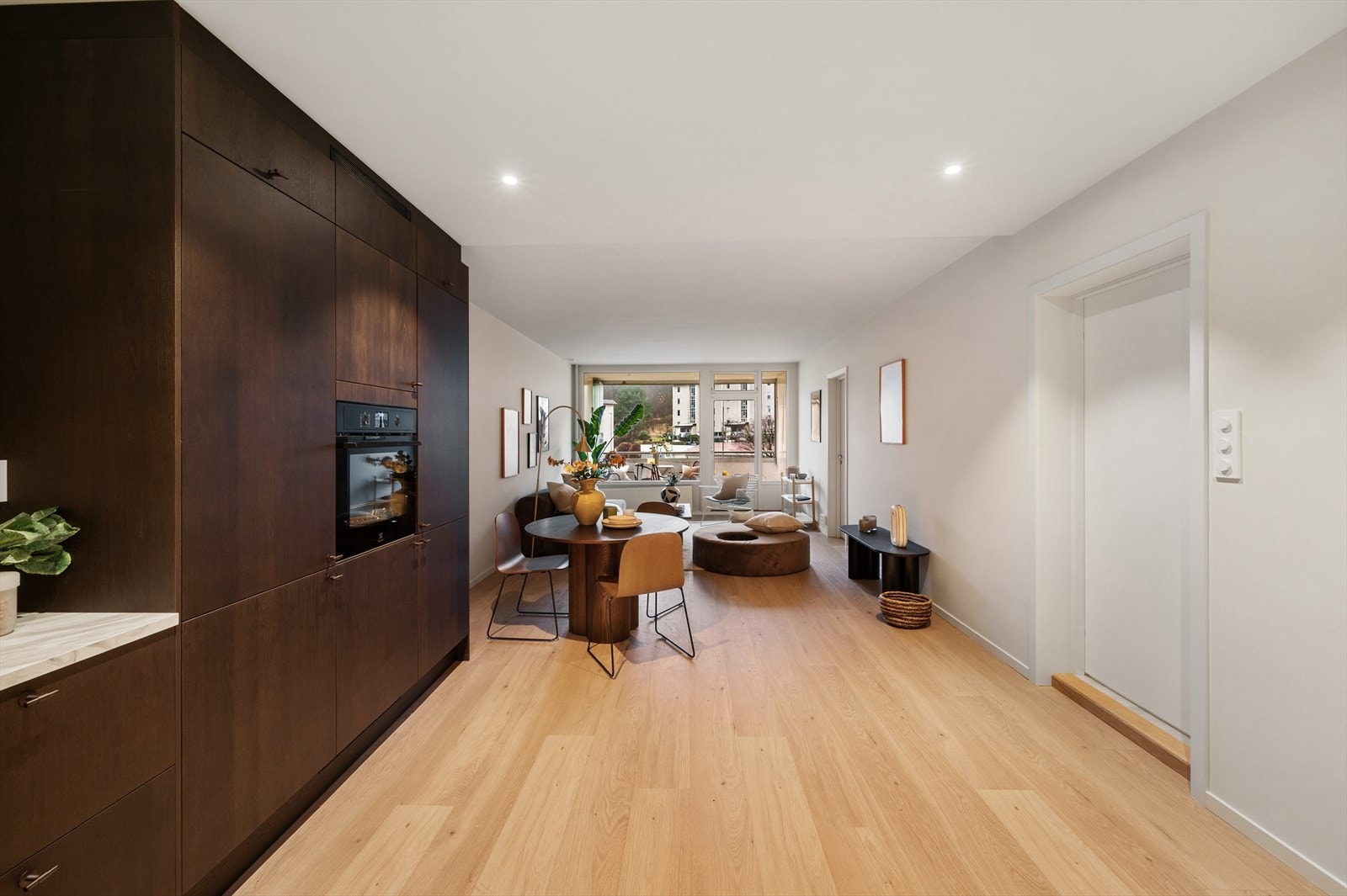 - Den åpne stue og kjøkkenløsningen sørger for en åpen og sosial sone, og du har god plass til spisebord i naturlig tilknytting til kjøkkenet - Galleribilde