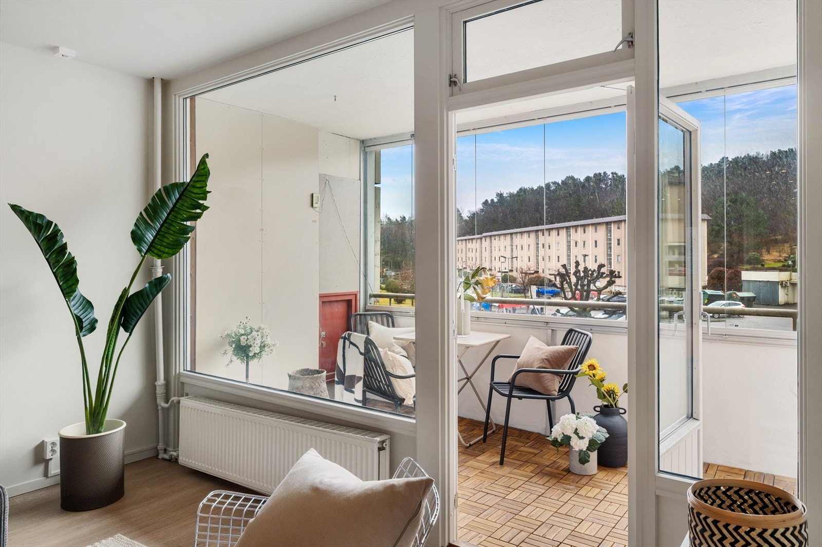 - Generøse vindusflater med godt lysinnslipp bidrar til en behagelig og luftig atmosfære - Galleribilde