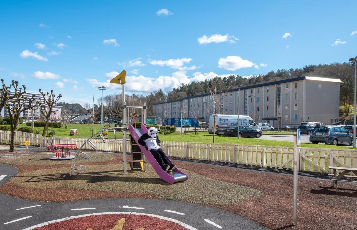 - En av flere lekeplasser rett utenfor leiligheten - .jpg Galleribilde