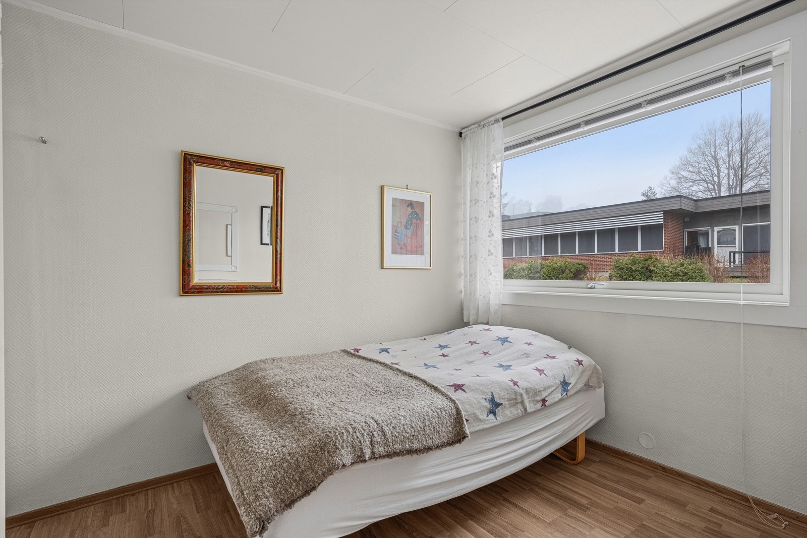 Leiligheten her et romslig soverom med god plass til dobbeltseng og garderobeinnredning. Galleribilde