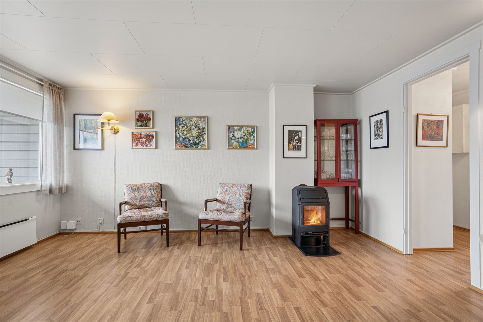 Koselig vedovn i stuen gir både varme og atmosfære - perfekt for kjølige høst- og vinterkvelder. Galleribilde