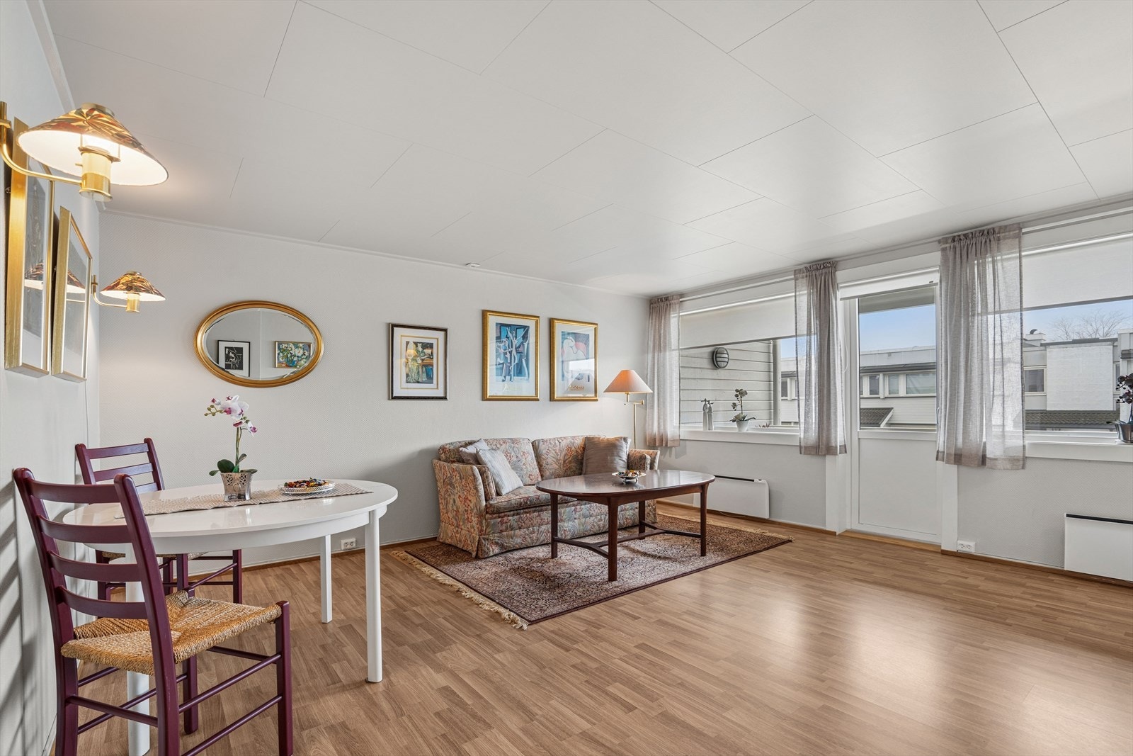 Innvendig møtes du av en romslig stue med flere møbleringsmuligheter. Galleribilde