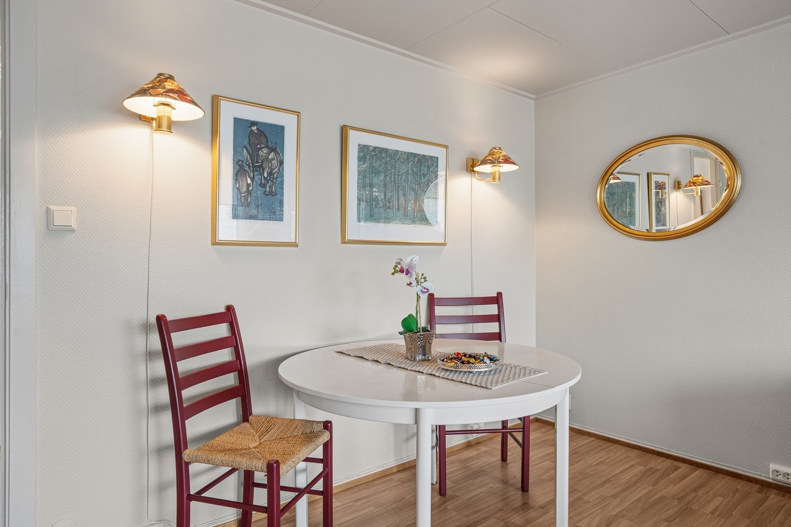 Det er god plass til spisebord med plass for venner og familie på hyggelige sammenkomster. Galleribilde