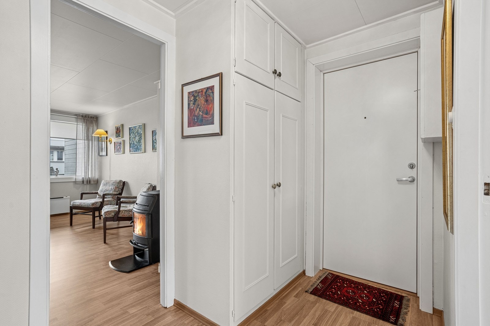 Herfra er det kort vei videre til kjøkken og oppholdsrom, noe som gir en effektiv og funksjonell planløsning. Galleribilde