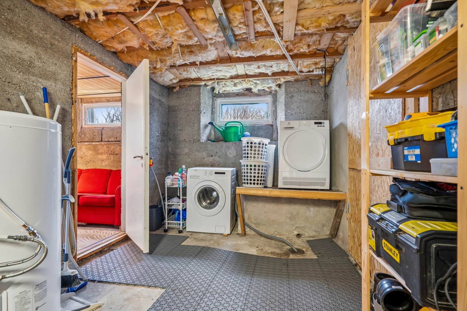 Kjelleren består av av boder og opplegg for vaskemaskin. Galleribilde