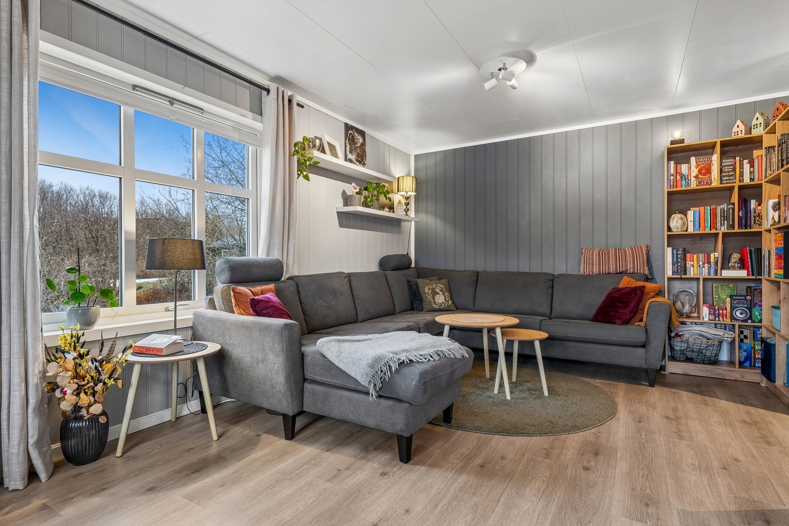 Store vinduer gir godt med lys inn Galleribilde