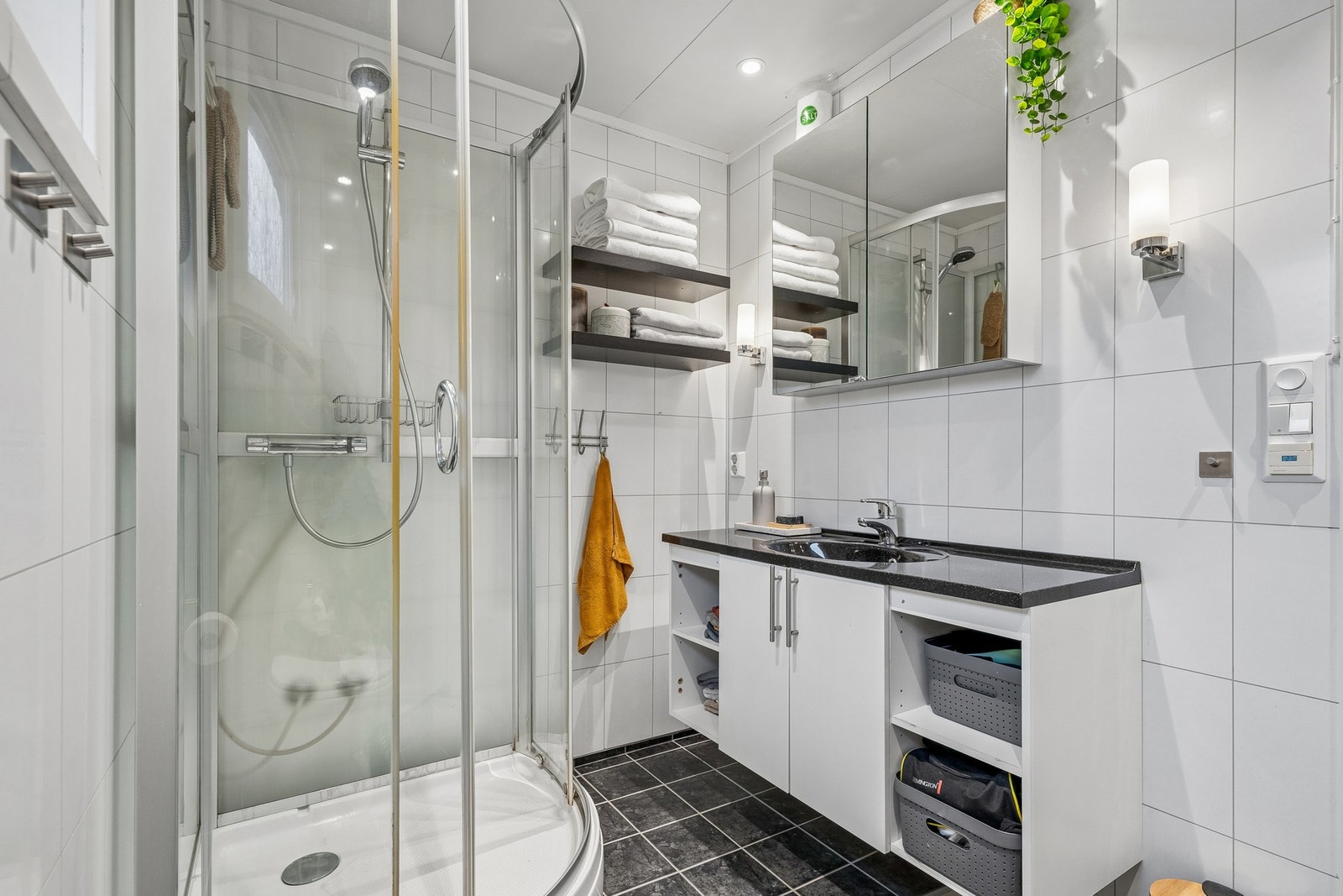 Bad med moderne innredning og overflater Galleribilde