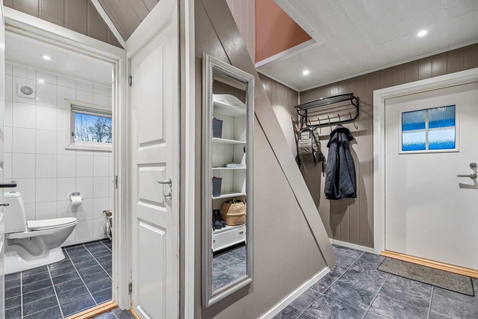 Inngangsparti med trapp og bad Galleribilde