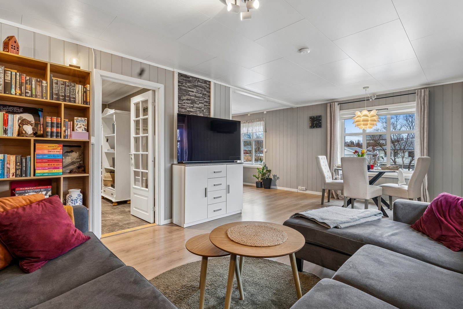 Stue med spisestue og åpen løsning mot kjøkken Galleribilde