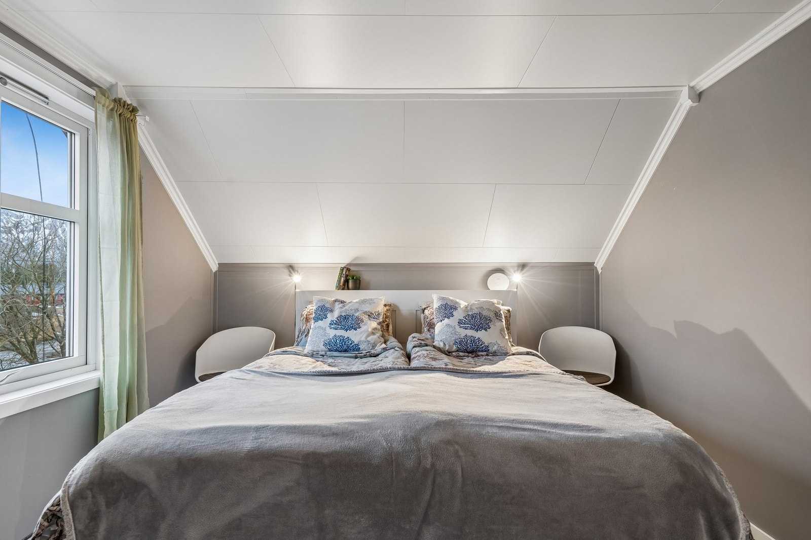 Hovedsoverom med plass til dobbeltseng, nattbord og kommode. Galleribilde