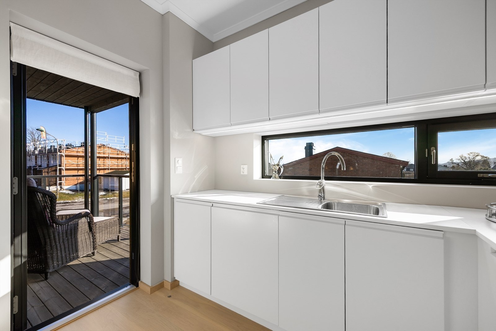 Kjøkkenet har flott Drømmekjøkken innredning med slette fronter og benkeplate i laminat, med fine arbeidsflater og praktisk kjøkkenøy ut mot stuen. Galleribilde