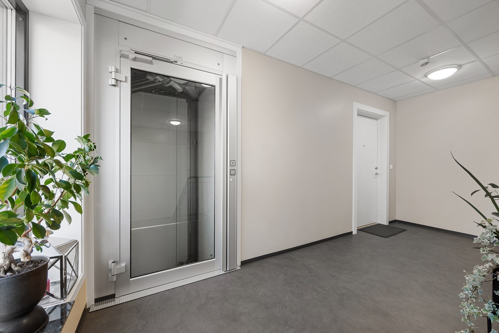 Det er heis fra etasjen ned til inngangspartiet og til garasjekjeller. Galleribilde