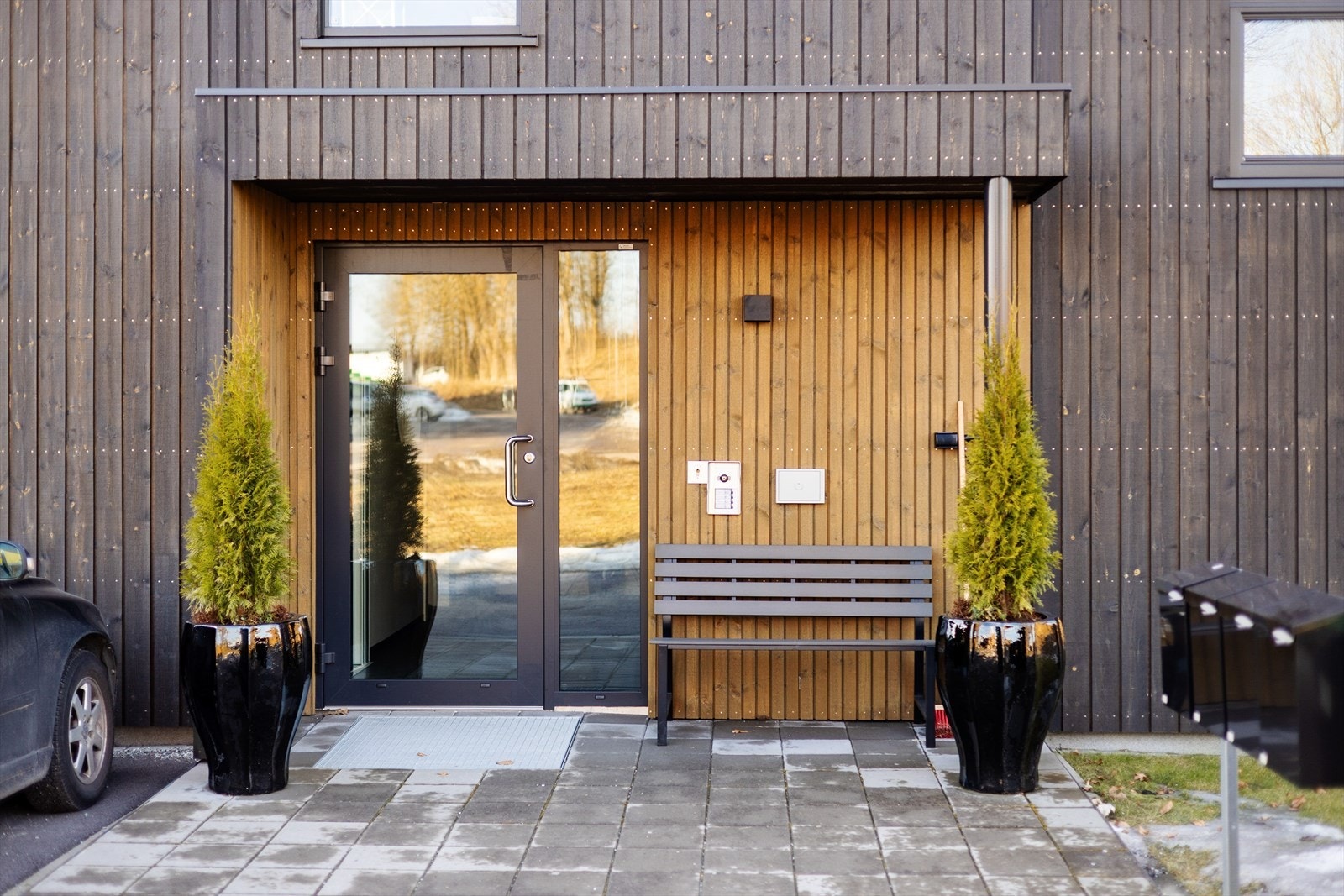 Tomten er flott opparbeidet med fine inngjerdede grøntarealer med plen, og asfaltert innkjørsel og gårdsplass. Ved felles inngangsparti er det lagt ca. 10 kvm med fin betongstein. Galleribilde