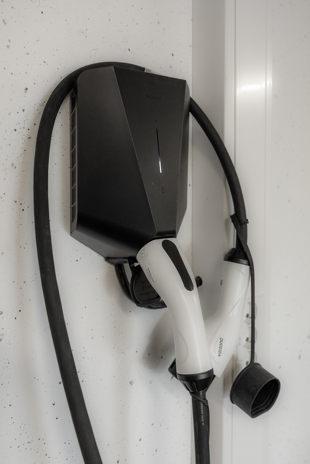 Det er montert el-bil lader ved parkeringsplassen i kjeller. Galleribilde