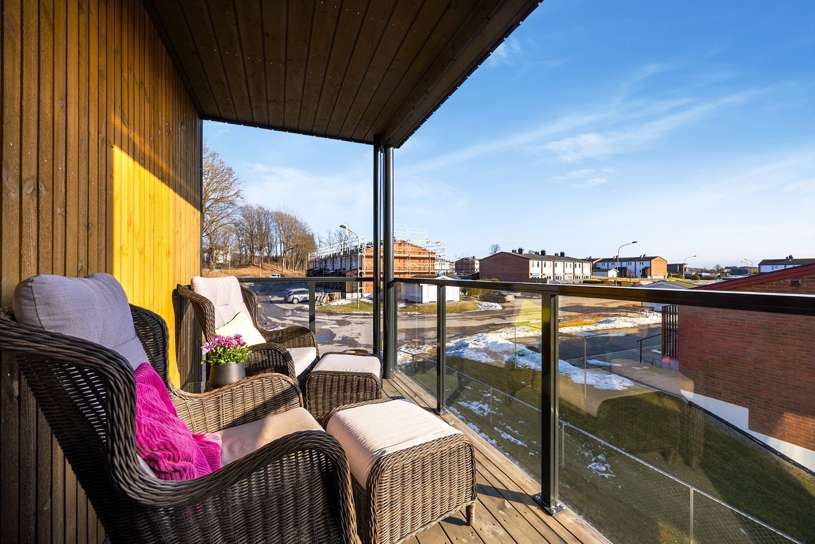 Ut fra kjøkken er det en fin frokostbalkong med hvor morgenkaffen kan nytes i fred og ro. Galleribilde