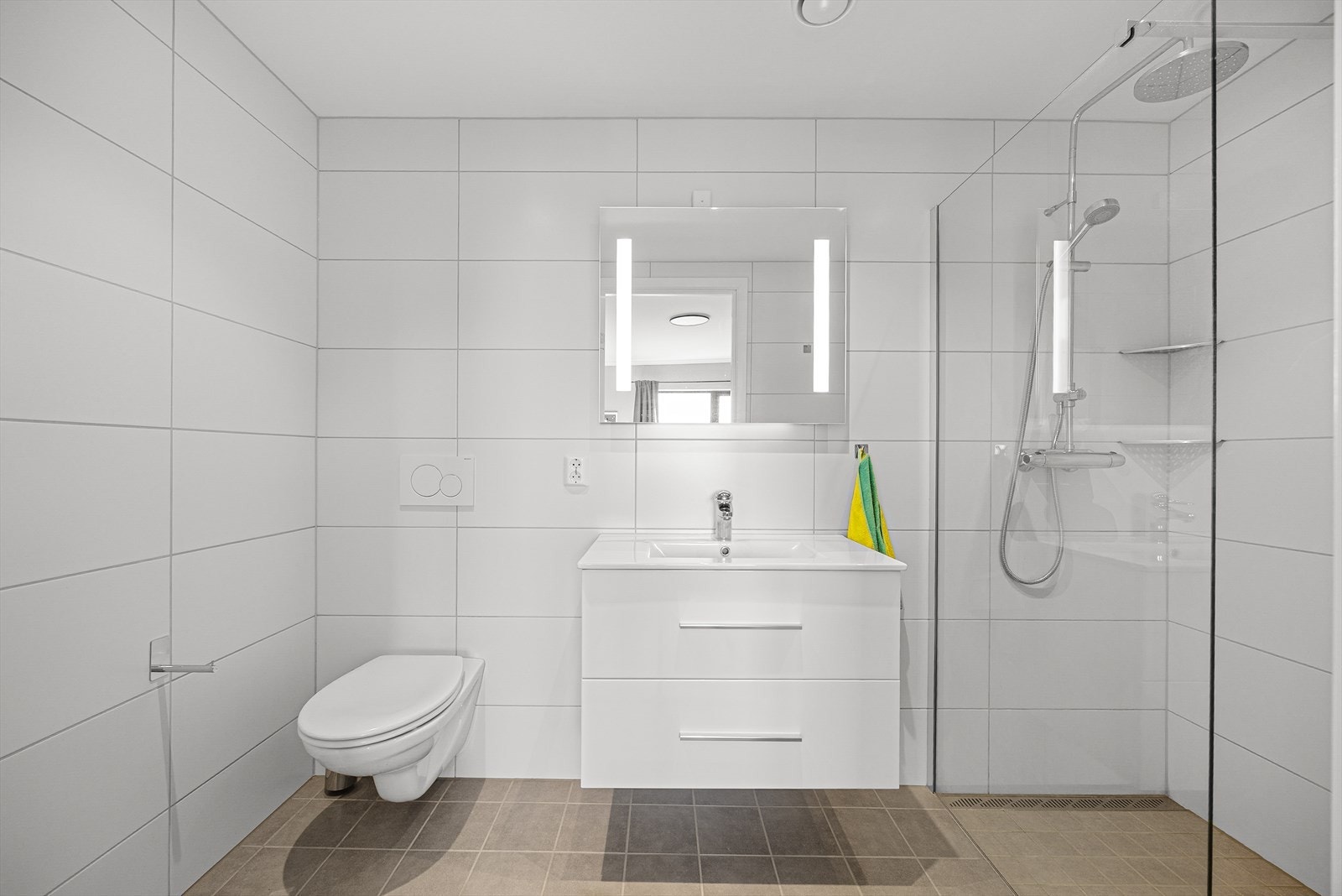 Leiligheten har to flotte, flislagte bad med varme i gulv og spotter i tak. Galleribilde