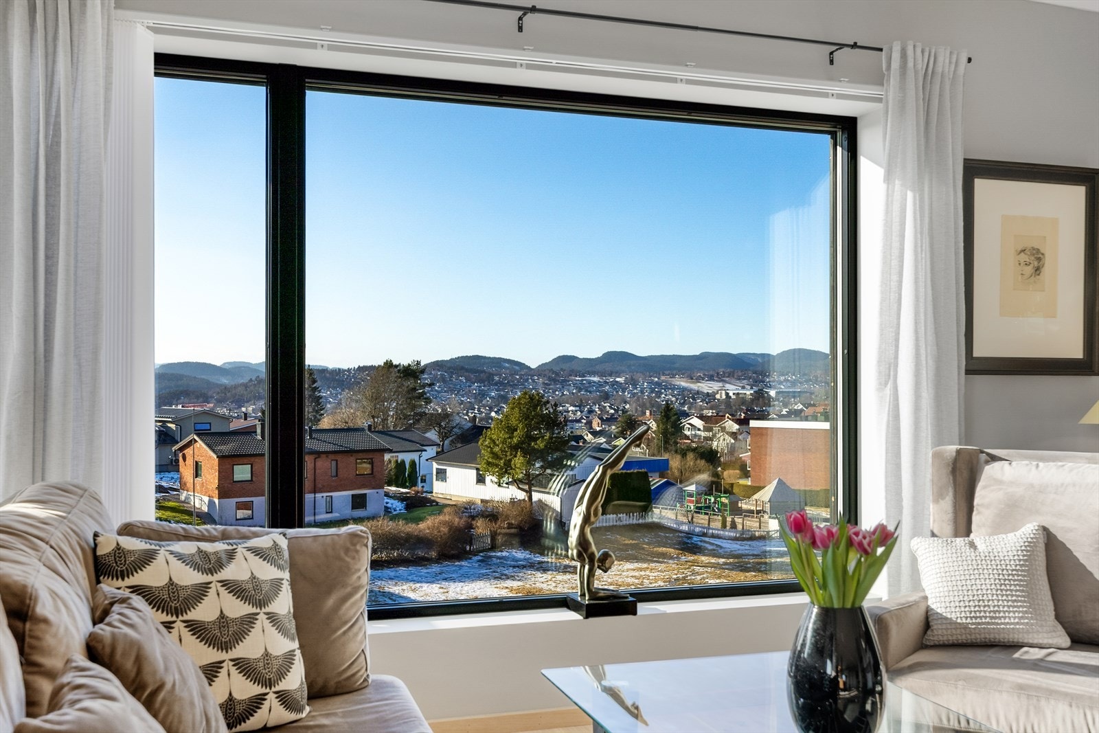 Store vindusflater bringer utsikt og godt med naturlig lys inn i rommene. Galleribilde